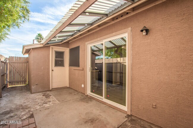 Building Photo - 2612 E Lemon St