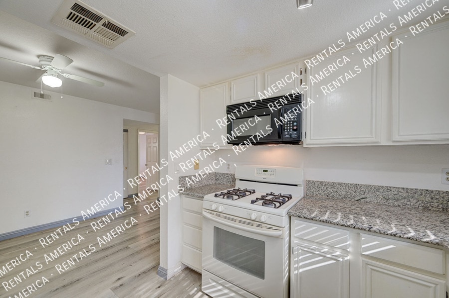 Building Photo - 101 Luna Way