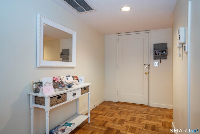 Building Photo - 20 Outlook Ave