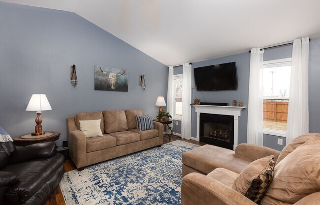 Building Photo - 3bd/2ba home available in November