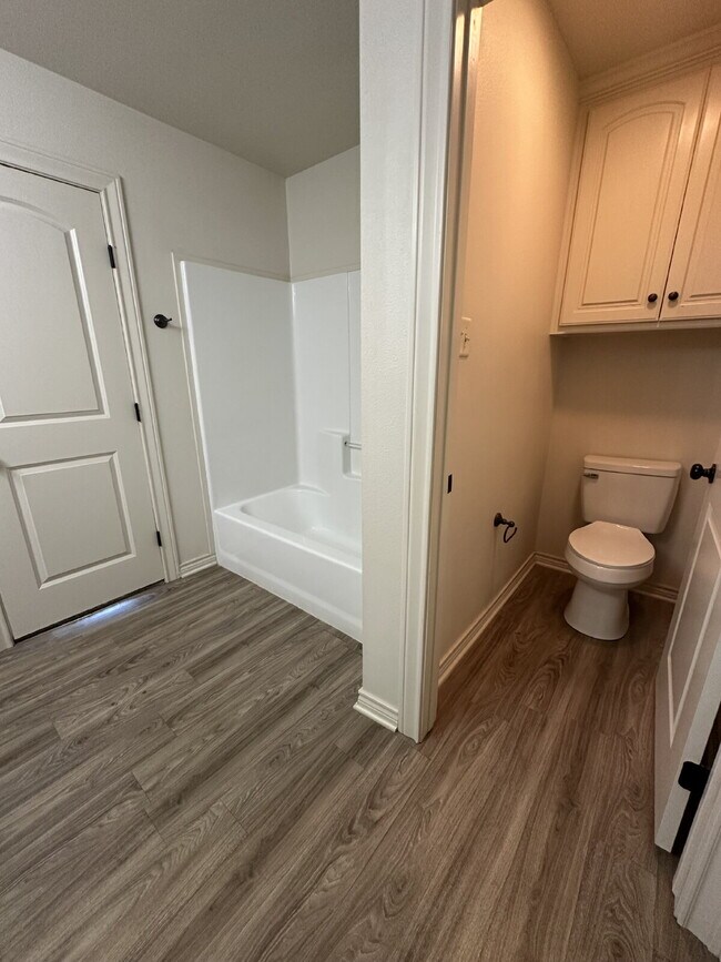 Building Photo - Beautifully Maintained Duplex - Lease Only