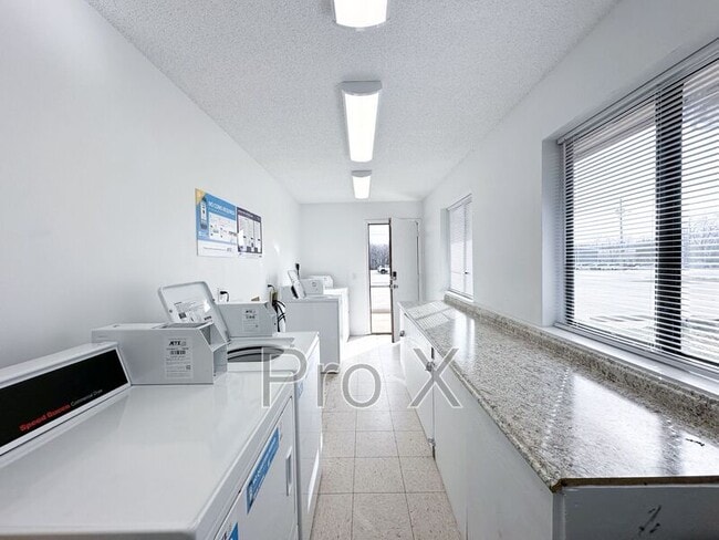 Building Photo - 1045 S Happy Hollow Rd