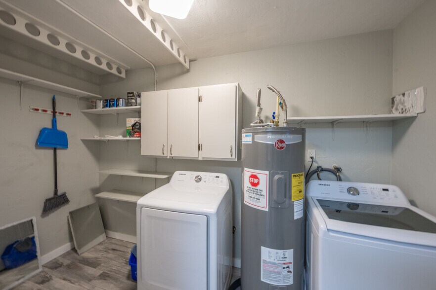 Building Photo - 1011 Bianca Dr NE