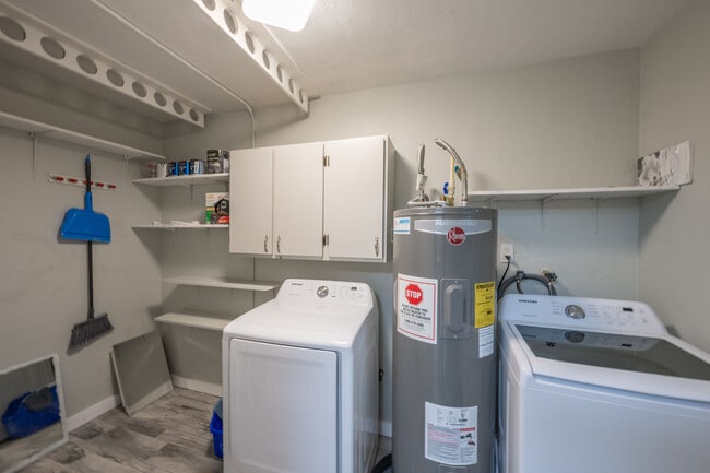 Building Photo - 1011 Bianca Dr NE