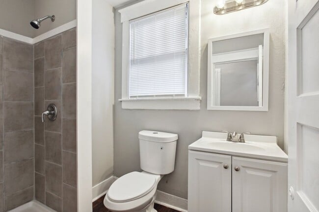 Building Photo - Large 3BR/2BA Near Downtown Savannah Home For Rent