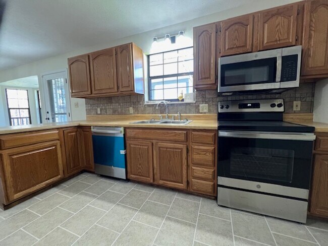 Building Photo - 2606 Dellwood Dr