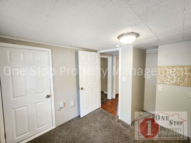 Building Photo - Come See this Charming 2-bedroom, 1-bath H...