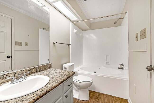 Building Photo - 1 Bedroom Downstairs Condo Community Pool
