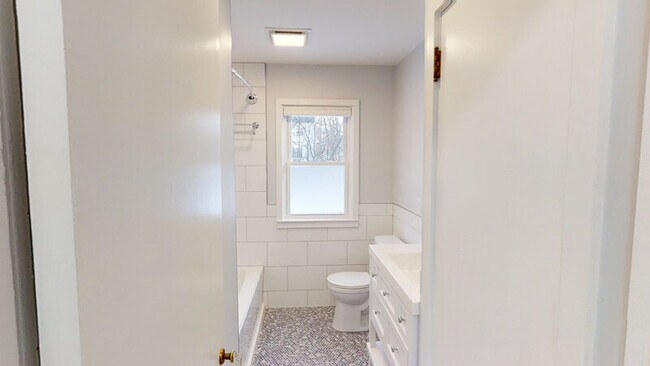 Building Photo - 1801 Cayuga Pl