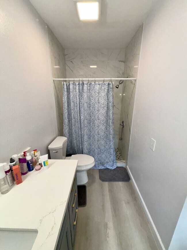 Building Photo - 2 (PRIVATE) BDRM/2-FULL (ON-SUITE) BATHS I...