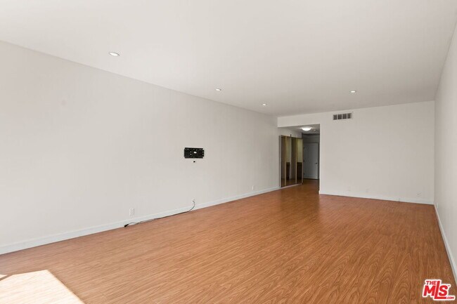 Building Photo - 1210 Kings Rd