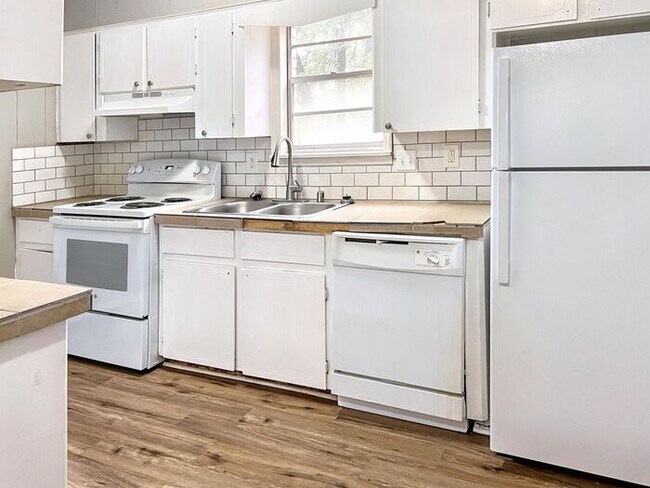 Building Photo - 8917 Tanya Dr