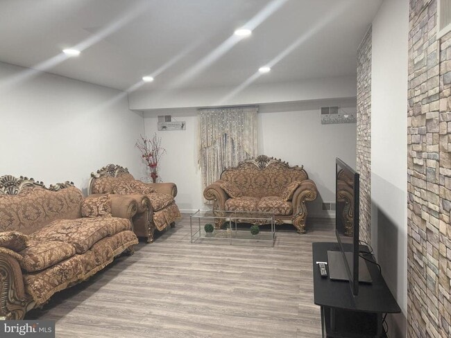 Building Photo - 619-UNIT Country Ln