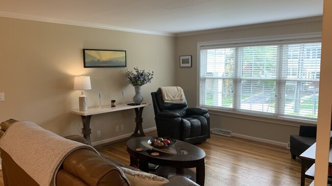 Building Photo - 3744 Ashworth Dr