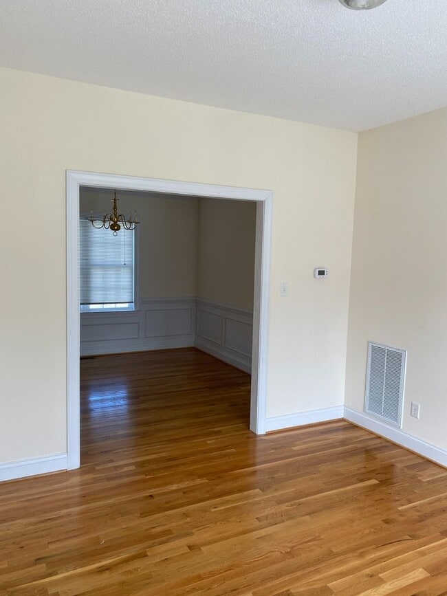 Building Photo - Stunning 4bdrm/2.5bth Home w/Loft Located ...