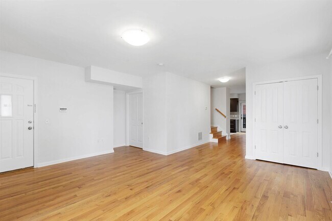 Building Photo - 439 Whiton St