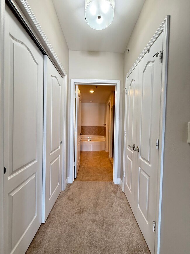 Building Photo - Spacious 2/2 Condo with Waterview in River...