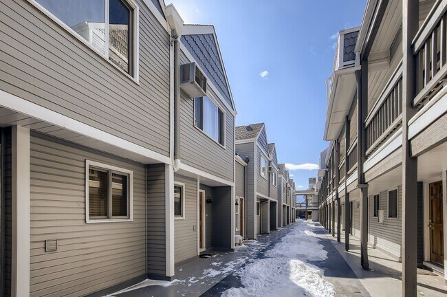 Building Photo - Lovely Pearl St. Condo 1 BDR/1 BA Downtown Boulder