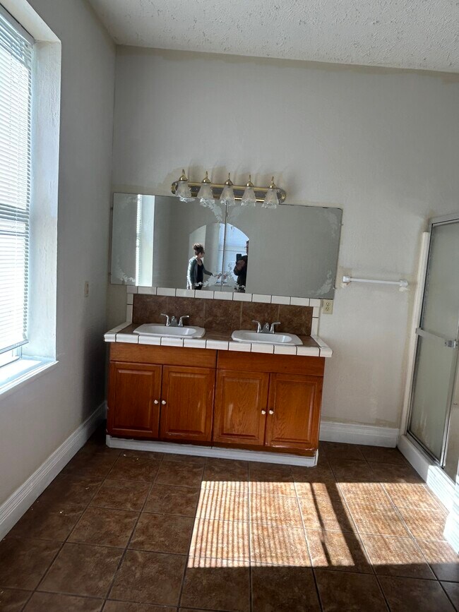 back bathroom - 426 N Roane St