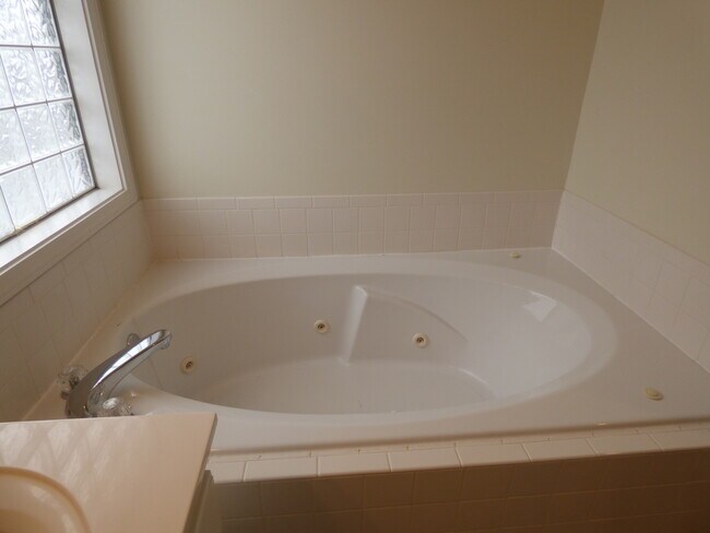 Building Photo - LOVELY HOME in Hamburg; Renovated, Garage, Many Upgrades!