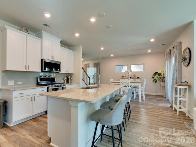 Building Photo - 4009 Woodland View Dr