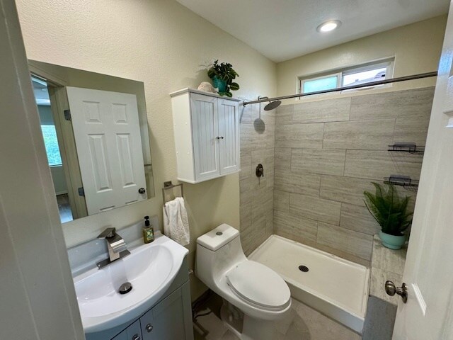 Bathroom 1 - 5527 Bolivar St