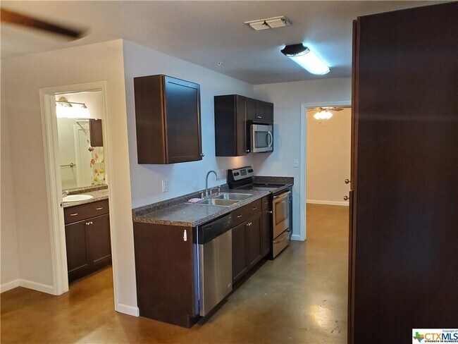 Building Photo - 1037 W Court St