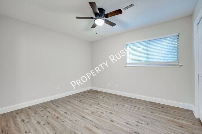 Building Photo - 2323 Green Forest Dr