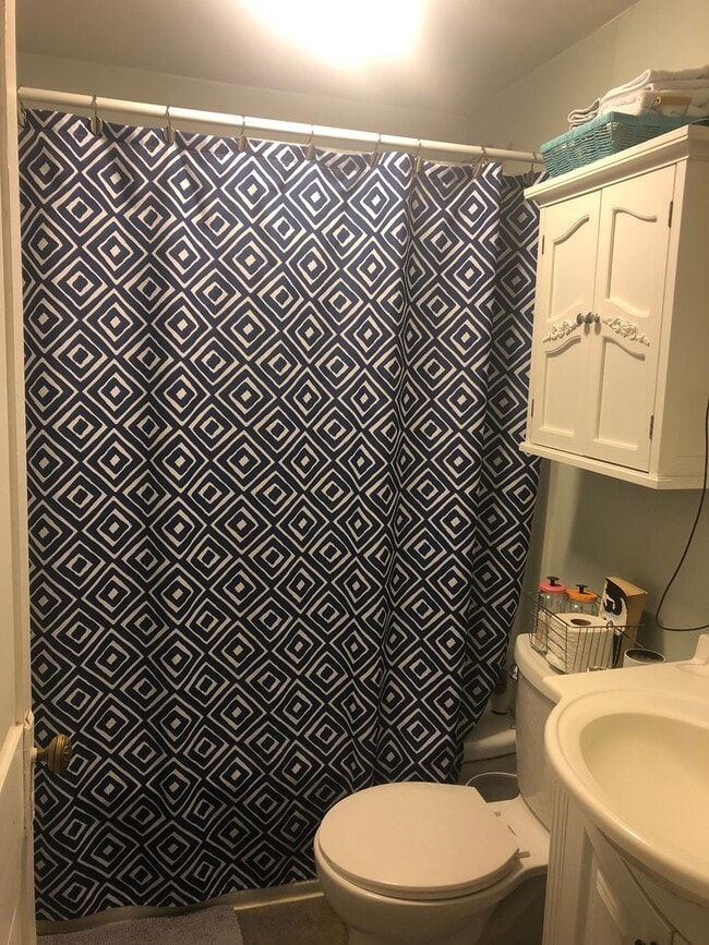 Building Photo - Charming 2 Bed/ 1 Bath upstairs Apartment ...