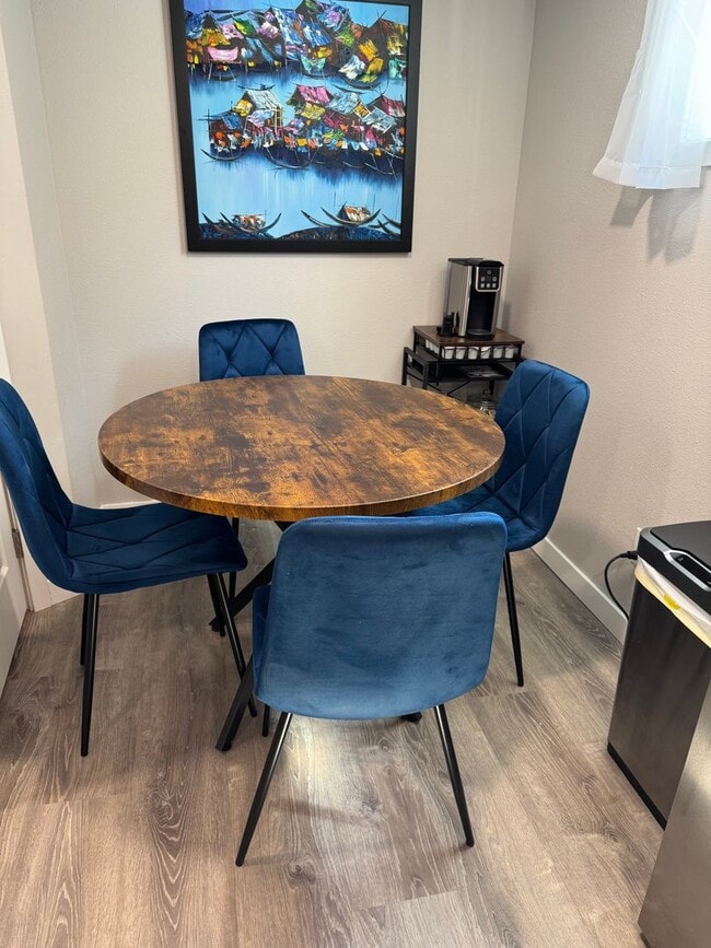 Building Photo - Fully Furnished 1-Bedroom Apartment – Private Entry – Sellwood