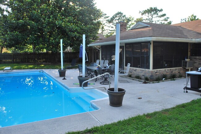 Building Photo - 123 Raintree Blvd