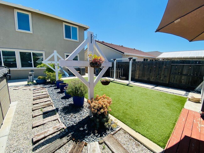 Building Photo - Gorgeous Corner Home