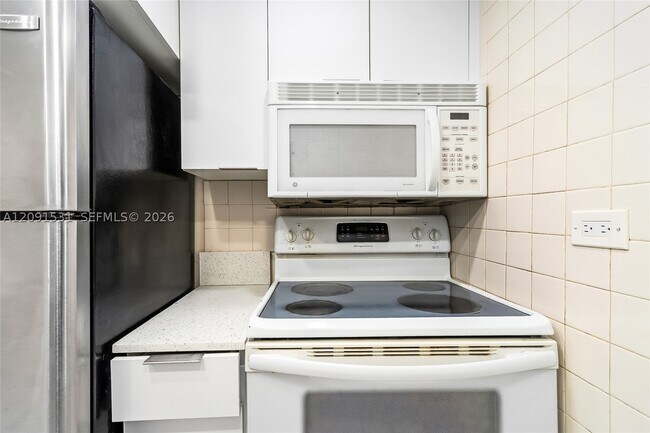 Building Photo - 3720 Inverrary Dr