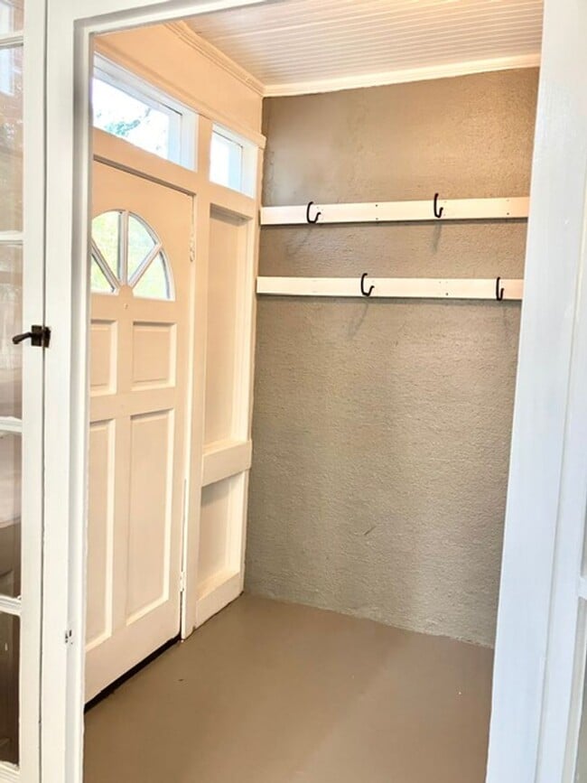 Building Photo - College Rental