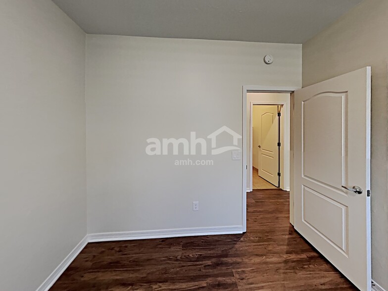 Building Photo - 221 W Vuelta Friso