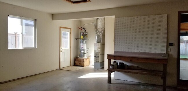 Building Photo - Refreshed and Move in ready 04/20/2026 - 4 bedrooms in Lacey - North Thurston School district.