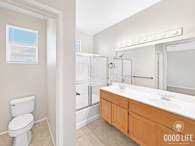 Building Photo - Stylish Eastlake Townhome with Pool Access...