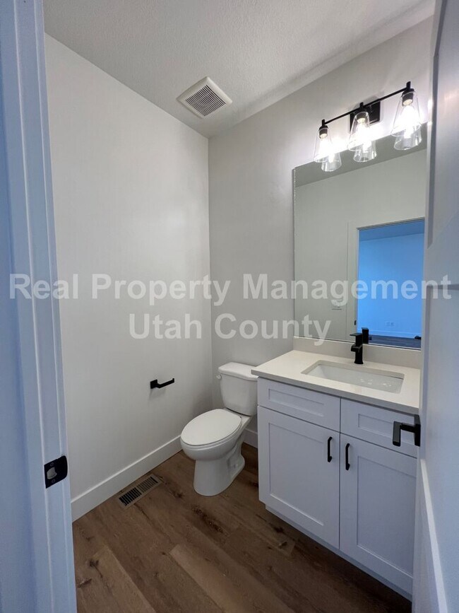 Building Photo - Big Townhome in American Fork