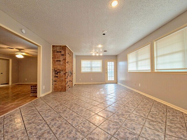 Building Photo - 4 Bedroom Home Near LCU with HUGE Bonus Room