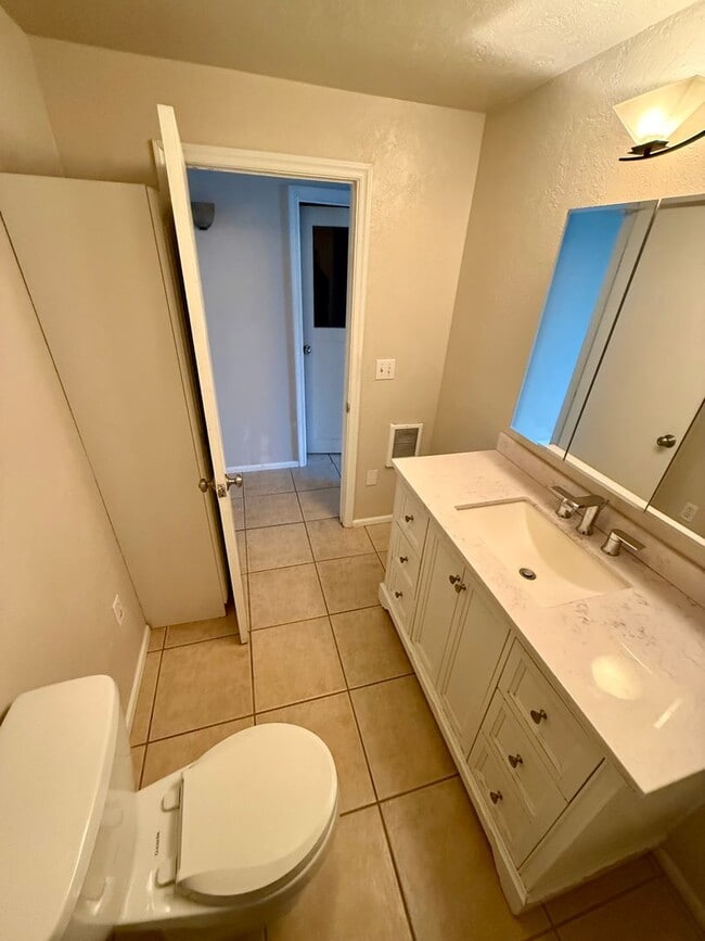 Building Photo - Thomas Duplex