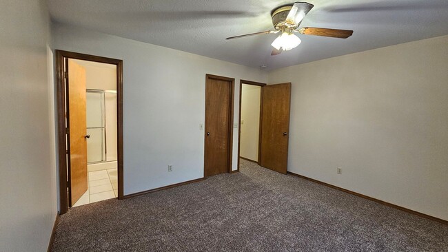 Building Photo - Super Clean Duplex Available Now!