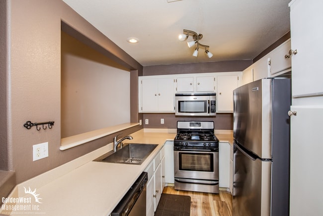 Building Photo - Beautifully Maintained 2Bdm 2Ba Townhome i...