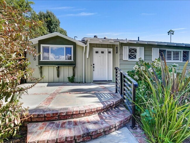 Building Photo - Welcome to this charming 3-bedroom, 2-bath...