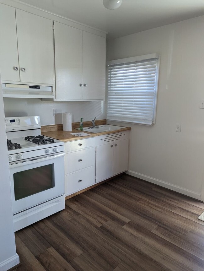 Building Photo - 2 Bedroom 1 Bathroom Single Family Home ju...