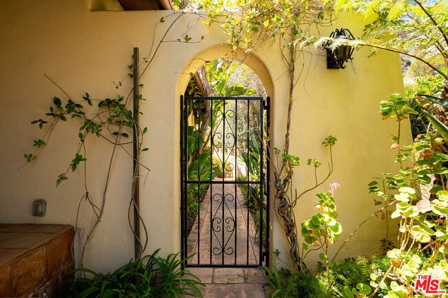 Building Photo - 4211 Avenida De La Encinal