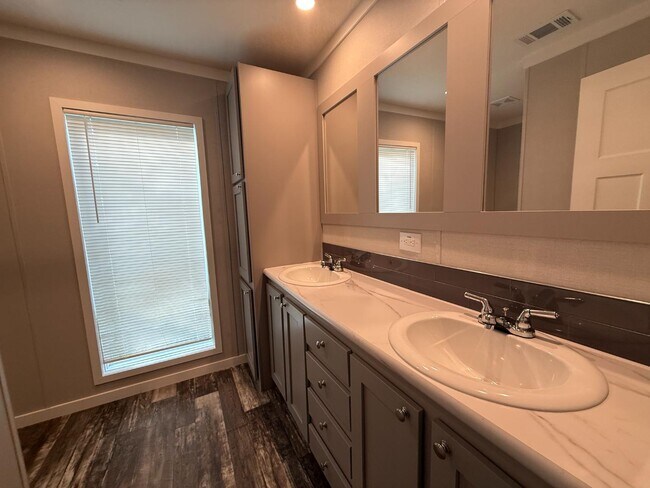 Building Photo - 4901 N Vaughn Rd