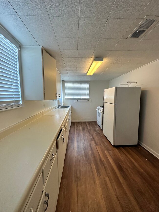 Building Photo - Awesome ranch style home 2bed+2offices 2ba...
