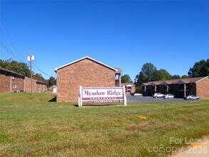 Building Photo - 100 Fairway St