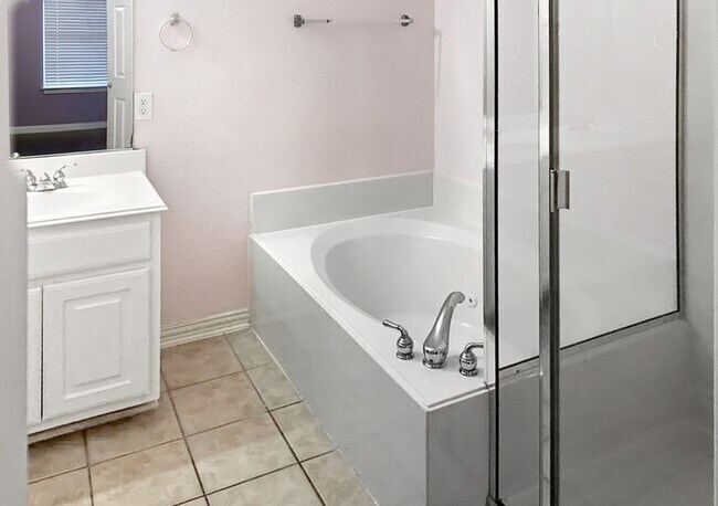 Building Photo - 402 Calvary Dr