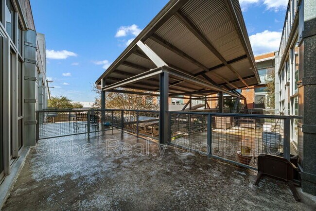 Building Photo - 1339 S Flores St